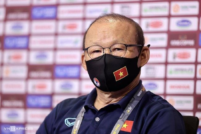 以四爷（张兆辉 饰）为代表的黑恶势力及商业调查厅厅长左君哲（吴镇宇 饰）暗中操控局势，试图趁市场开放之机浑水摸鱼争夺经营权
